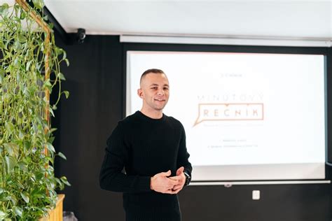 ilustračné foto: rečník na pódiu pred publikom, slávnostná atmosféra