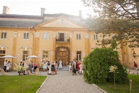 Kaštieľ Petrovany s terasou a klenbovými pivnicami