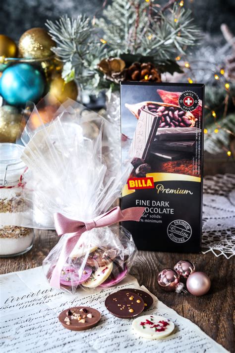 rozličné jedlé darčeky v pekných pohároch