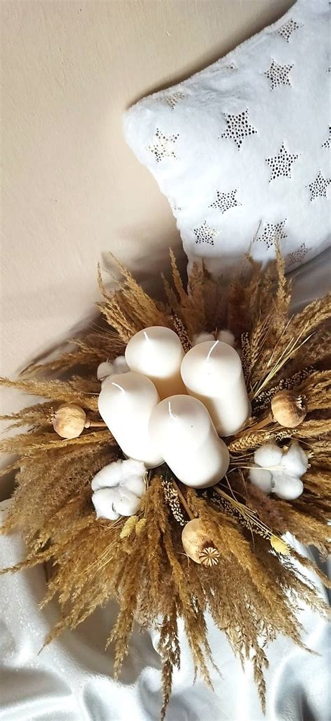 detail boho dekorácie na záhradnom stole s kvetmi a sviečkami