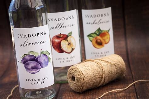 Príklady svadobných etikiet na pálenku s uvedením ovocia a ročníka