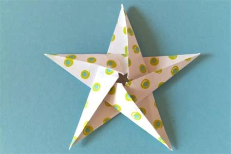 Ukážka hotovej origami hviezdy z farebného papiera