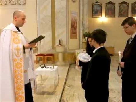 Slávnostný krst v kostole s rodinou a krstnou sviečkou