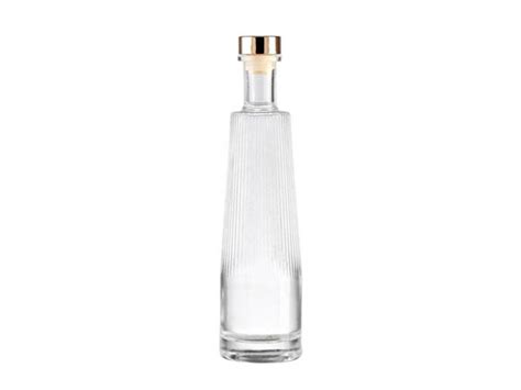 Rôzne typy a veľkosti sklenených fliaš pre alkohol, vhodné na svadobné výslužky
