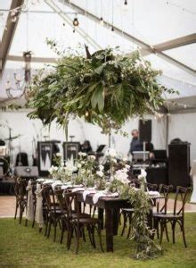 kvety zavesené nad svadobným stolom