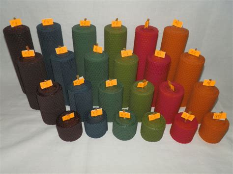 farebné sviečky na svadobnom stole