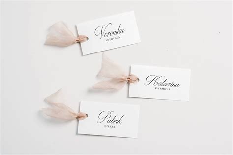 svadobné menovky na elegantne prestretom stole