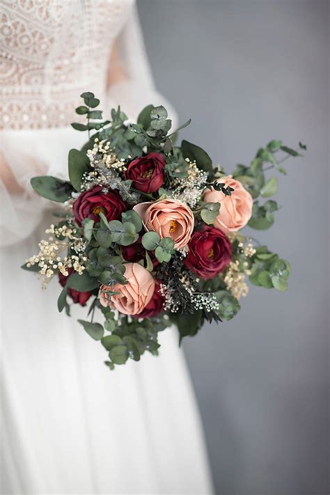 svadobná kytica zladená s výzdobou stola