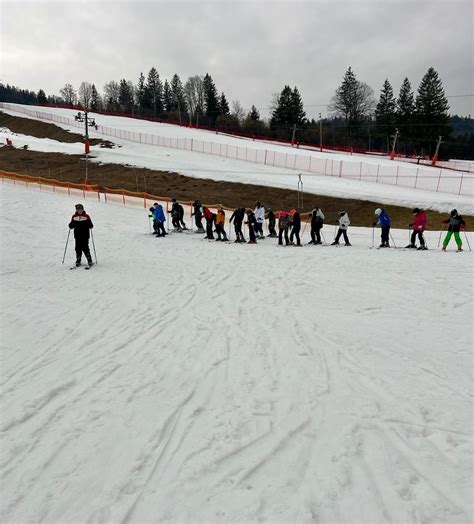 žiaci na lyžiarskom výcviku