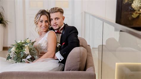 Pár si vymieňa obrúčky pred oltárom