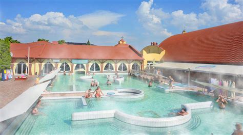 Záber na rodinu užívajúcu si vonkajší termálny bazén v modernom slovenskom aquaparku počas jarnej Veľkej noci