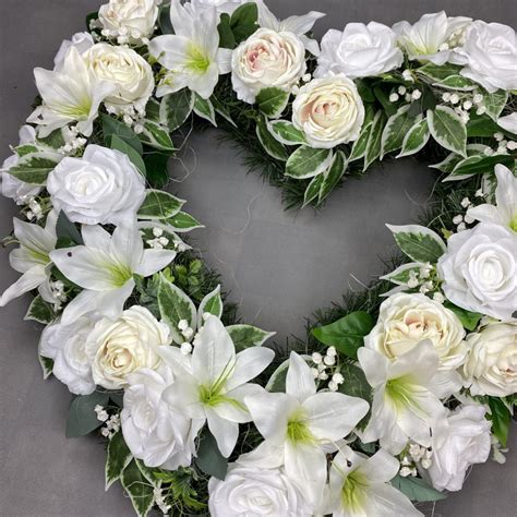 Detailný pohľad na výrobu kvetinového venca z umelých kvetov