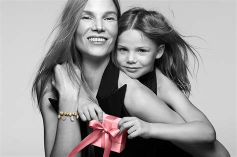 Ilustrácia rôznych typov darčekov pre novopečenú mamu: šperk, kniha, kozmetika, jedlo.