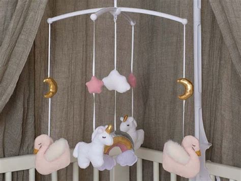 Kolotoč nad postieľku s farebnými hračkami.