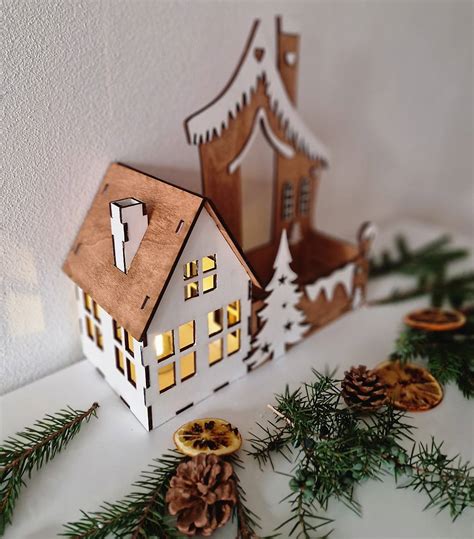 drevený vianočný svietnik s vyrezanými otvormi na sviečky