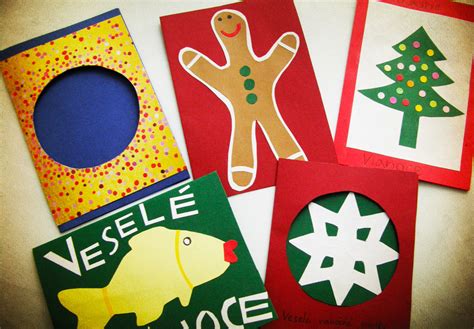 vianočné motívy vystrihnuté z farebného papiera na fľaši