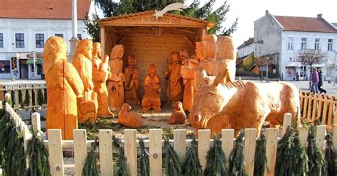 Fotografia rôznych druhov drevených betlehemov