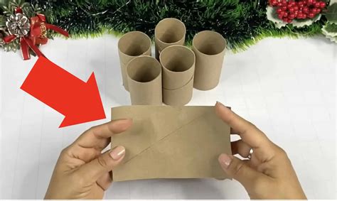 Postavička Supermana vyrobená z papiera.