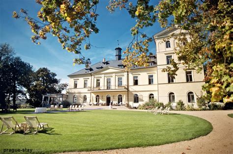 Záber na exteriér historického zámku Chateau Mcely obklopeného anglickým parkom.