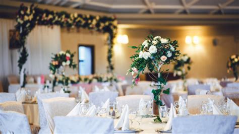 Detailné zábery na interiéry svadobných sál a kvetinovú výzdobu.