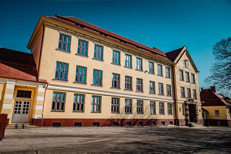 Archívna fotografia budovy školy alebo momentka z osláv jubilea školy