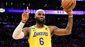 LeBron James s trofejou NBA v drese Cleveland Cavaliers
