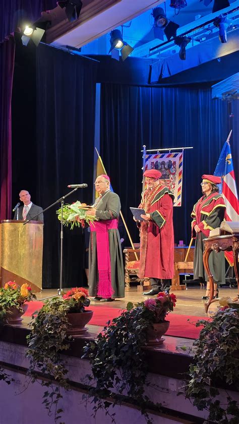 Snímka romantického svadobného obradu v historickej hradnej kaplnke s kvetinovou výzdobou.