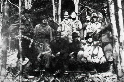 Dobová fotografia zachytávajúca nastúpených vojakov pri príležitosti Slovenského národného povstania.