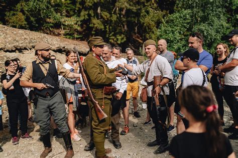 Dobová fotografia zachytávajúca mužstvo a veliteľa 18. delostreleckej batérie, ktorá sa zúčastnila Slovenského národného povstania.