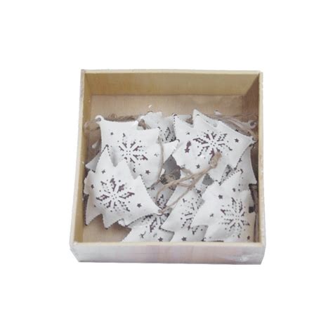 Široká škála bielych vianočných ozdôb na stromček vrátane vločiek, hviezd, anjelov a figúrok