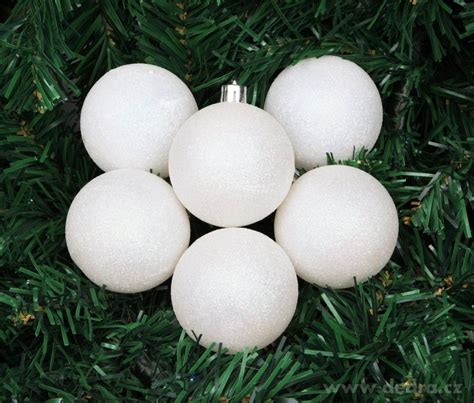Detailná fotografia rôznych typov bielych vianočných gulí - lesklé, matné, trblietavé