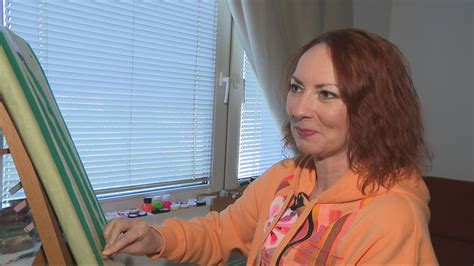 Zuzana Ferenčáková pri maľovaní s paletou farieb