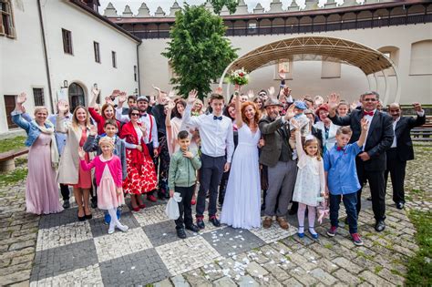 Svadobná fotografia zachytávajúca emócie nevesty a ženícha v exteriéri