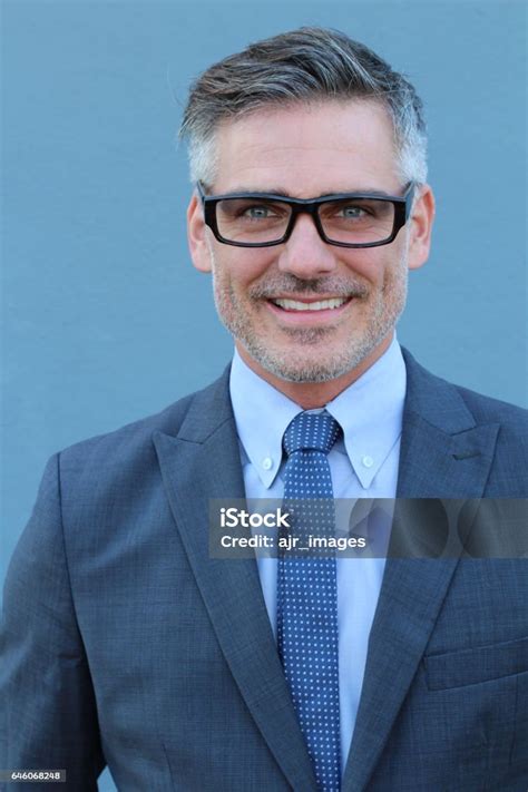 Muž v elegantnom obleku s dreveným motýlikom