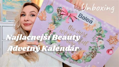 Fotografia vianočného adventného kalendára Balea s otvorenými okienkami a ukážkou obsiahnutých miniatúr kozmetiky.