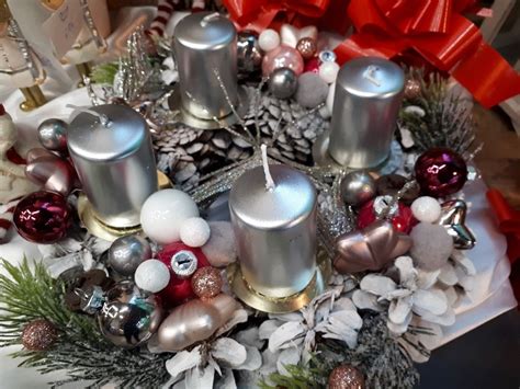 Detail adventného venca so zapálenými sviečkami