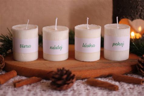 Štyri adventné sviečky bezpečne upevnené na venci pomocou držiakov.