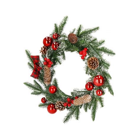 Bohato zdobený adventný veniec s rôznymi prírodnými a umelými ozdobami.