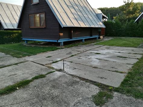 Rôznorodé typy ubytovania pri Zemplínskej Šírave: chatky, penzióny, hotely.
