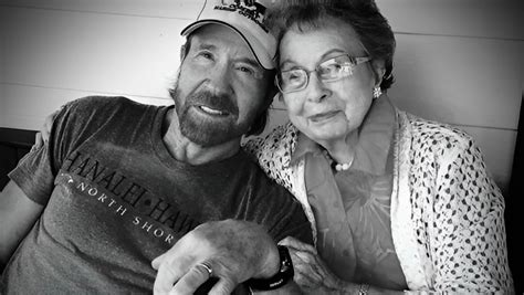 Fotografia Chucka Norrisa v mladosti, prezentujúca jeho fyzickú kondíciu.