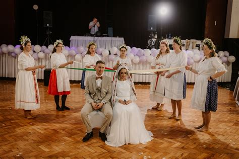 Ilustrácia tradičnej slovenskej svadby s folklórnymi prvkami