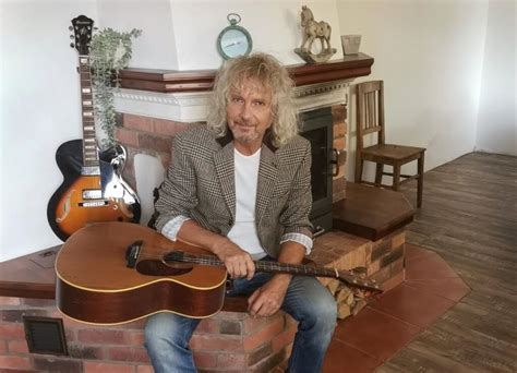 Peter Kulich s gitarou počas vystúpenia