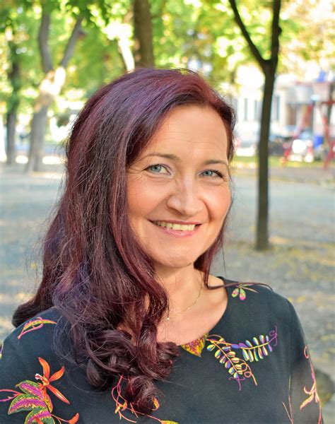 Martina Hatoková s logom ACN Slovensko