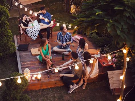 Ilustračná fotografia šťastných detí na záhradnej párty.