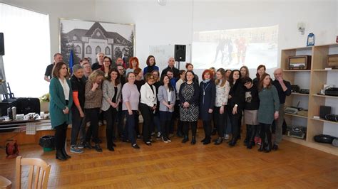 Ilustračná fotografia študentov a učiteľov na stužkovej slávnosti.