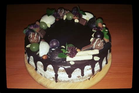 Ilustrácia s rôznymi ovocnými a čokoládovými ozdobami na tortách.