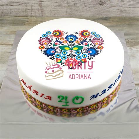 Príklad torty s motívom kolobežky a personalizovaným zápichom.