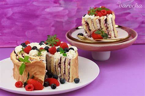 Piškótová torta s mascarpone a ovocím, ozdobená čerstvým ovocím a bylinkami.