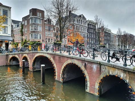 Tematická fotografia festivalu v Amsterdame na jar s tanečníkmi