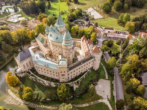 Tematické foto: Bojnický zámok z vtáčej perspektívy v nádhernom prostredí